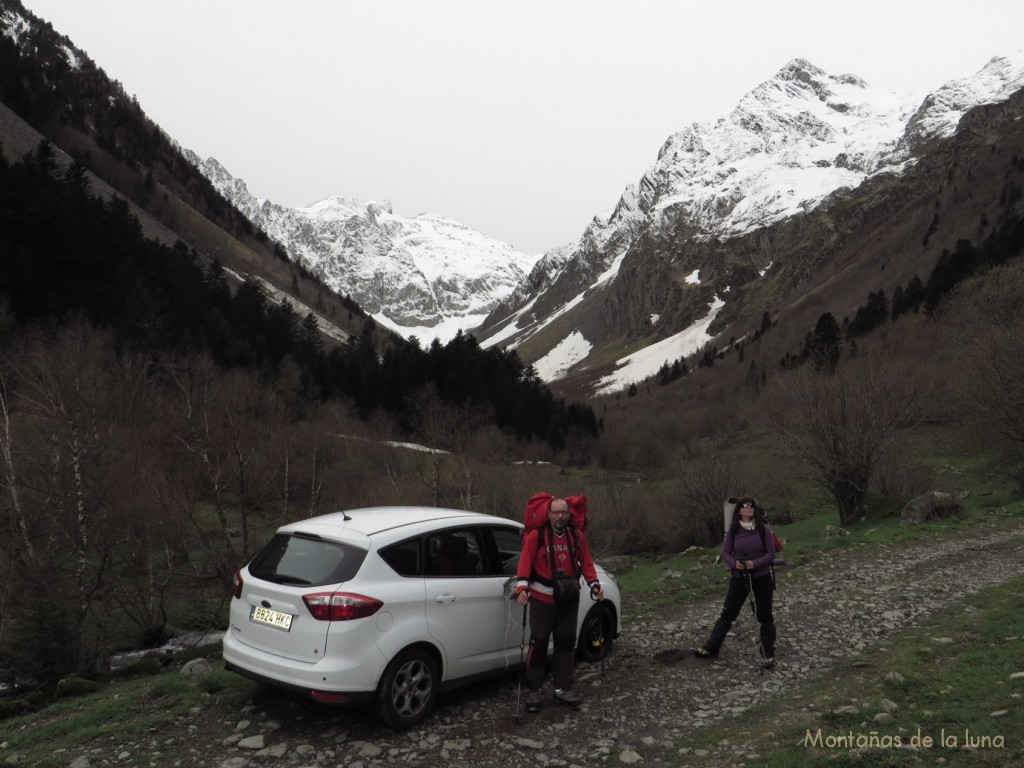 Dejando el coche al comienzo del Valle del Nère. Delante Paco y Olga